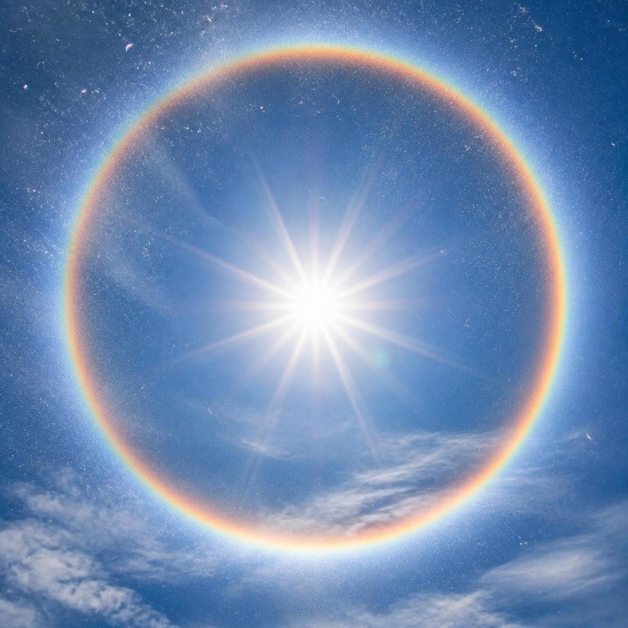 découvrez ce qu'est un halo, ce phénomène lumineux fascinant dans le ciel, et comprenez les conditions météorologiques qui le provoquent ainsi que sa beauté mystérieuse.