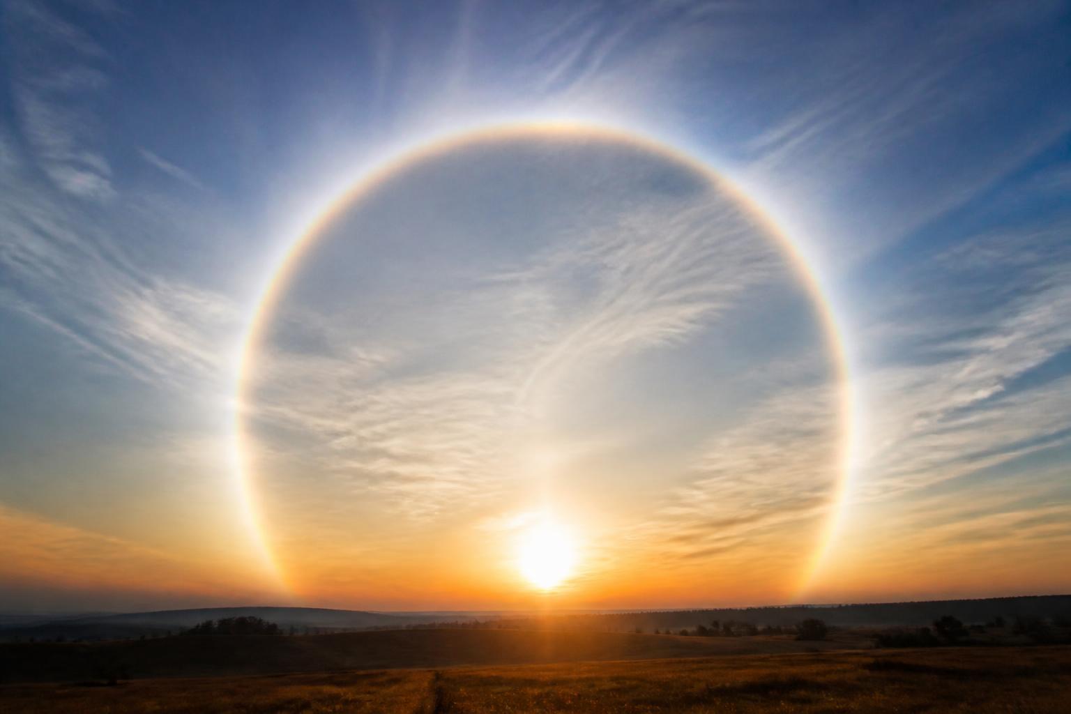 découvrez ce qu'est un halo, ce phénomène lumineux fascinant dans le ciel, et comprenez les conditions météorologiques et optiques qui le provoquent.